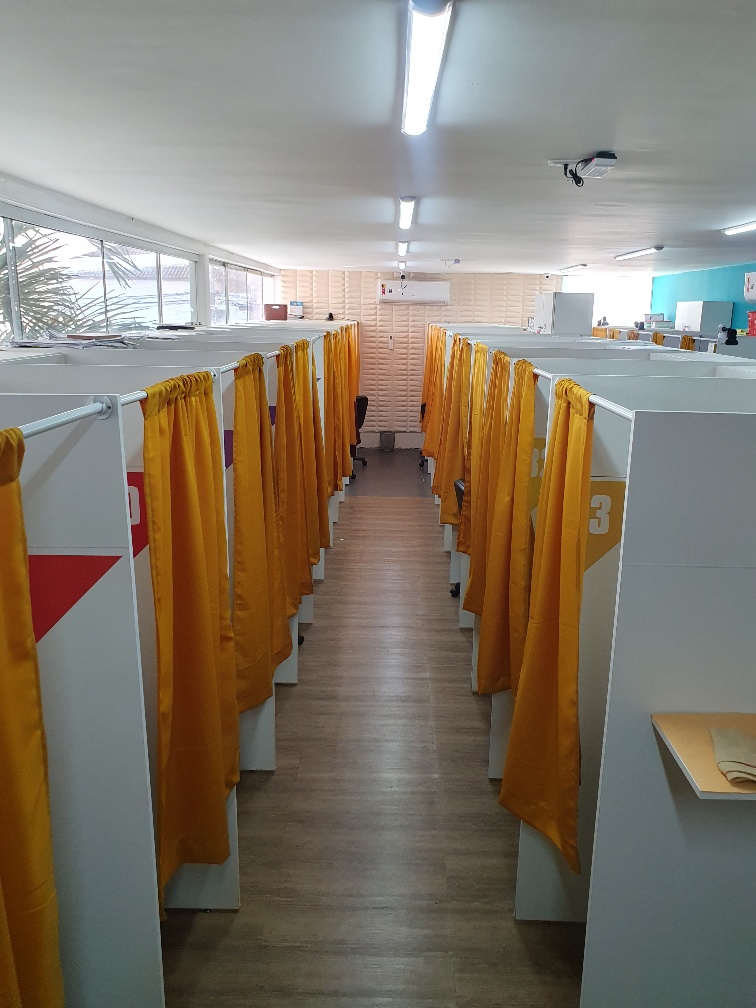 Cabines com Cortinas Individuais e Corredores amplos. Nada de aperto